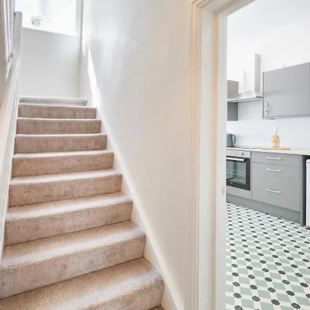 Painters Modern Location * Scarborough