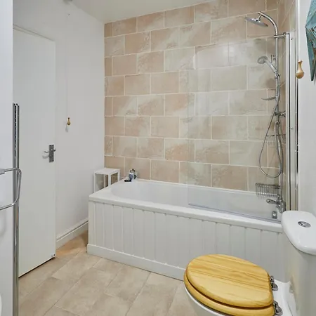 Daire Painters Modern Location *