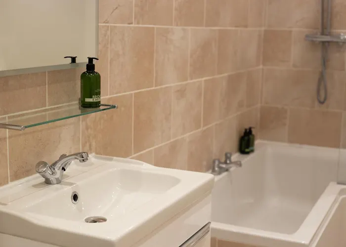 Town Centre - Ideal For Work & Family *